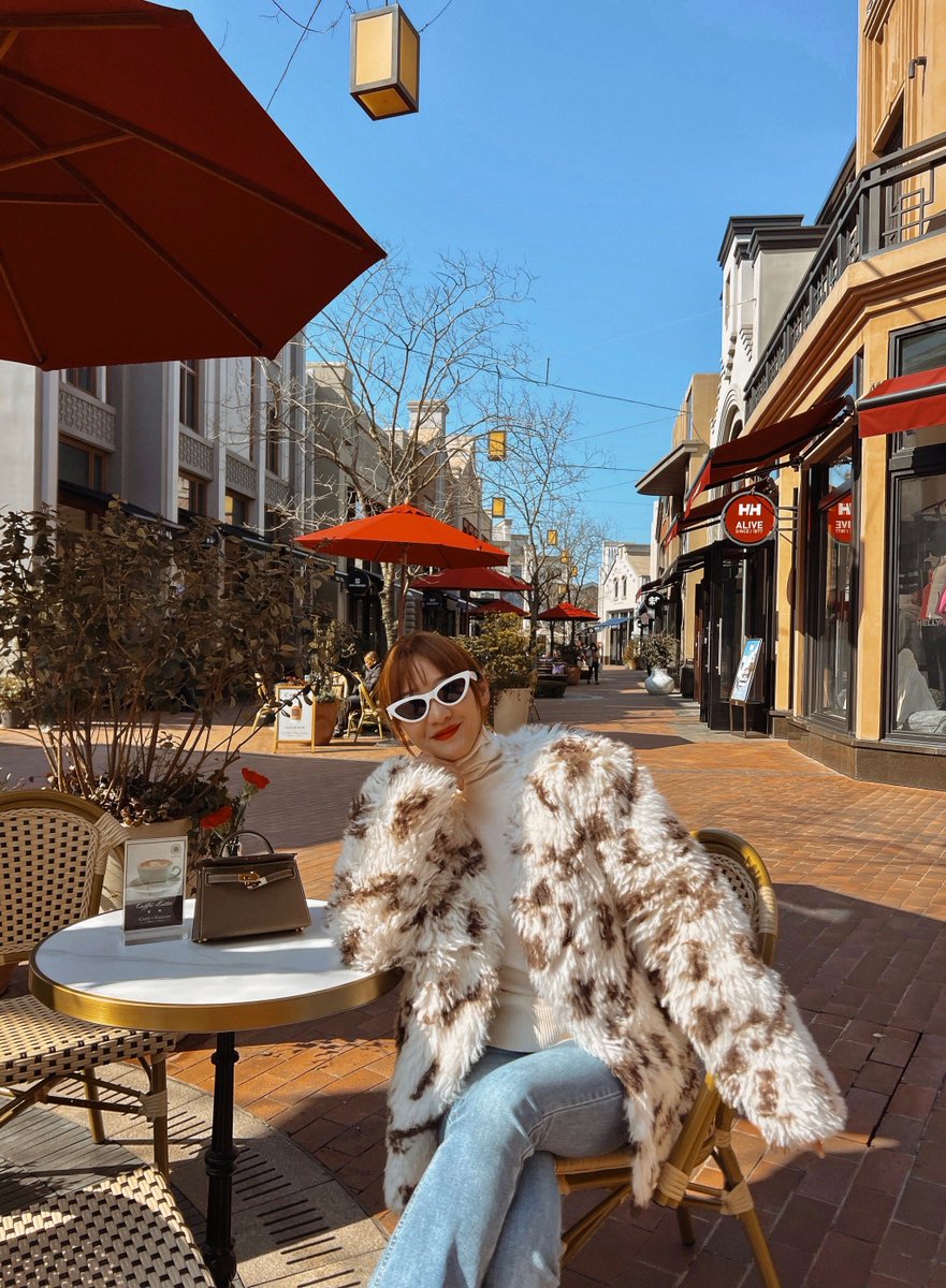 MckenzieBo3rcb's tweet photo. Hoy caminé por las calles de Barcelona, tomé un café en una cafetería pequea y disfruté del sol. Un día perfecto para explorar!， https://t.co/Dlg5Eh3BlI