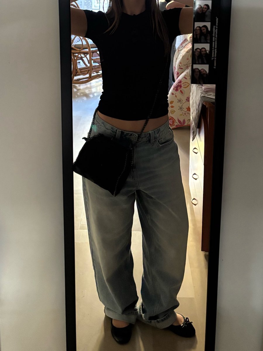 s10nny's tweet photo. me 🤝 wearing baggy jeans cuz i hate my legs https://t.co/1aaKInK6h1
