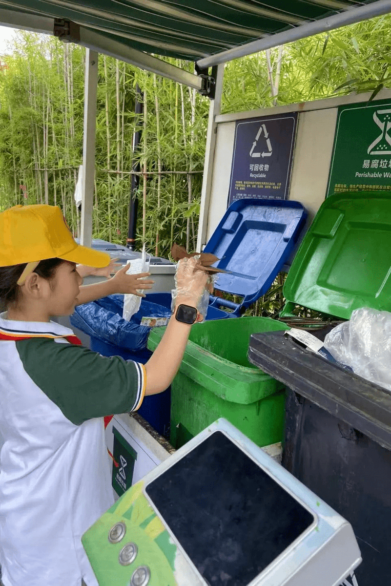 NatalieStuzlt's tweet photo. Ven a nuestro taller comunitario de reciclaje este sábado en la plaza central! Aprende a separar residuos y gana plantitas. Te esperamos! https://t.co/9xbsXH8ruE