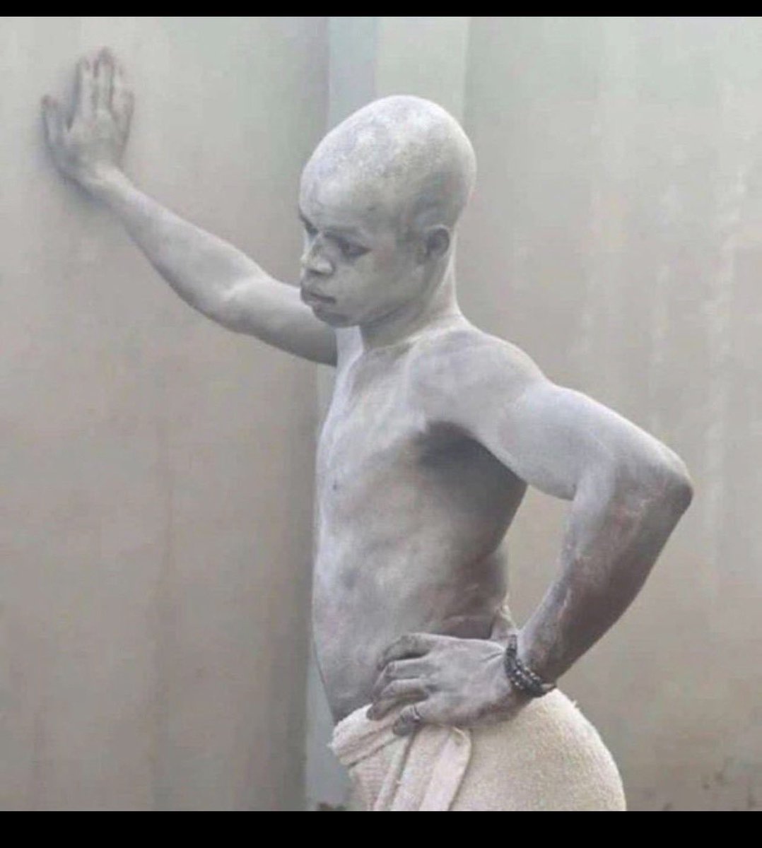 thattife12's tweet photo. The relationship wey dey make me ignore all of una don end 

  Wagwan guys?
  Back to the street 😭😭😭 https://t.co/VKo9Kkszpn