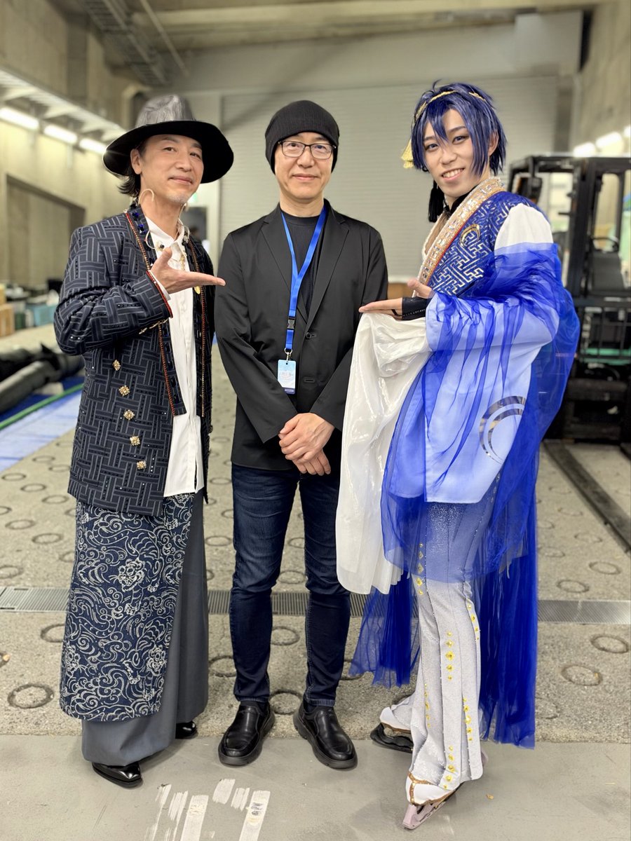 digitarou's tweet photo. 『刀剣乱舞 -ICE BLADE-』千秋楽まで無事に駆け抜けることができました。ご来場頂いた皆さま、配信でご覧頂いた皆さま、本当にありがとうございました。
「刀剣とスケートはきっと相性が良いはず」と夢物語のようにお話ししていたことが、こうして現実になりました。さらに公式キャストの皆さんに生で声を当てていただけないかという難しいお願いにも挑戦して頂き、氷上を舞う刀剣男士と声の芝居が見事にシンクロ。想像していた以上の景色を見せて頂きました。そして何より、スケーターの皆さんの技術と体力には驚かされるばかり。鼓童の皆さんの身体に響く太鼓も素晴らしかったです。脚本、音楽、振付、衣装、メイク、小道具、演出等、それを支えてくださったすべてのスタッフの力が重なり、それをこのプロジェクトへの愛が溢れる演出家の金谷かほりさんがまとめ上げて、このICE BLADEが生まれました。心から感謝いたします。
稽古中はリンクの寒さに震えていたのに、本番は一万人の皆さまの熱気と興奮で、半袖でも大丈夫なくらいでした。
この新しい挑戦、新たな刀ブレ本丸を一緒に楽しんでくださった皆さま、本当にありがとうございました。 #刀剣乱舞 #ICEBLADE #刀ブレ
