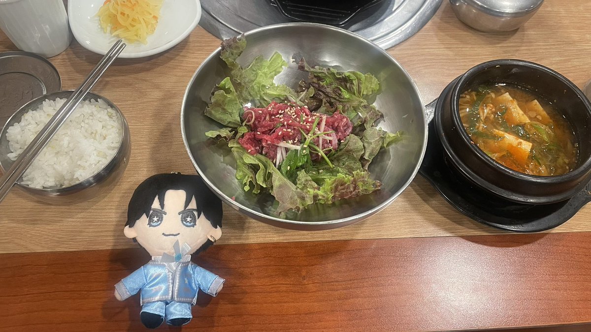 8eRn_kt11's tweet photo. 昨日健人くんが食べてたクマちゃんのケーキと、2日連続で食べたらしいユッケビビンバと！ユッケビビンバのお店めちゃくちゃ並んだww https://t.co/SvUQXXBJIj