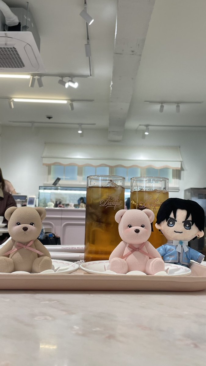 8eRn_kt11's tweet photo. 昨日健人くんが食べてたクマちゃんのケーキと、2日連続で食べたらしいユッケビビンバと！ユッケビビンバのお店めちゃくちゃ並んだww https://t.co/SvUQXXBJIj
