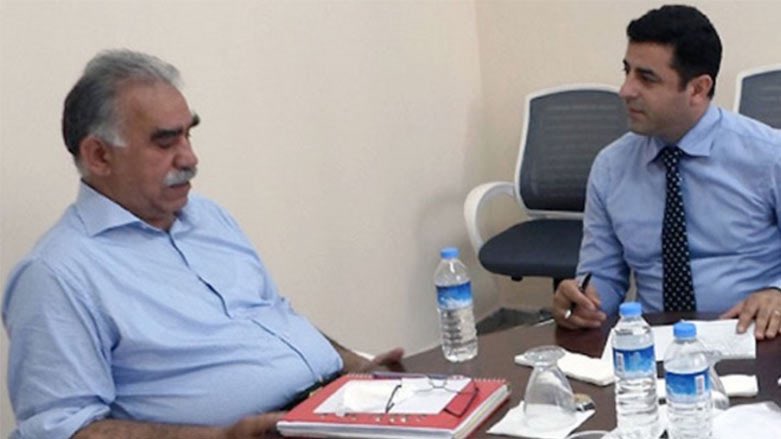 RastiHaber3's tweet photo. Abdurrahim Semavi: "Devlet bazen içeride tuttuğunun hayrına tutar", Demirtaş'ın kilidi Öcalan'da 

🔶Abdurrahim Semavi'ye göre Demirtaş'ın kapısı ancak Öcalan statü kazanıp gazetecilerle görüştüğünde açılacak. Gerekçesi daha da tartışmalı: Kürt siyasetinde Öcalan'a rağmen yükselen bir isme "izin verilmiyor."

https://t.co/6LXCvfFedQ