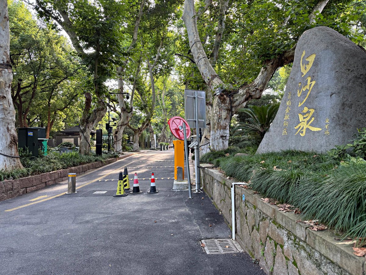 egendagah's tweet photo. The mystical ancient script carved on stone has the characters 卜, 涤, and 某—full of cultural charm and mystery!， https://t.co/SlxwthBQMJ