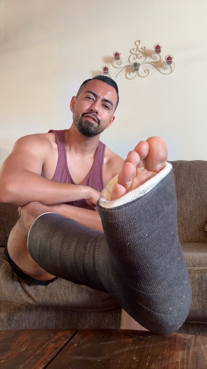 TheFootDudeX's tweet photo. How I’m trying to be! Relaxing showing off those toes in a cast 
Question on my cast / foot fetish? 
DMs open 👣

#Malefeet #feet #toes #cast #legcast #brokenleg #manfeet #gayfeet #hairylegs #mensfeet #caster #gaycaster #footfetish #castfetish #smellyfeet #stinkytoes https://t.co/BKMKLvb86E