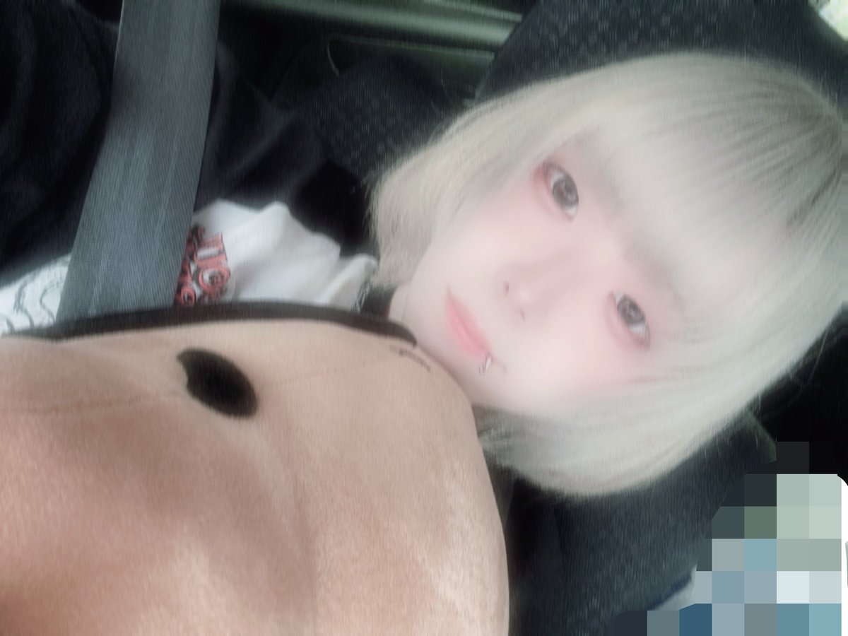 menndakochuru's tweet photo. 白？シルバー？
黒と白どっちが似合う？ https://t.co/fCjqGbQ8rV