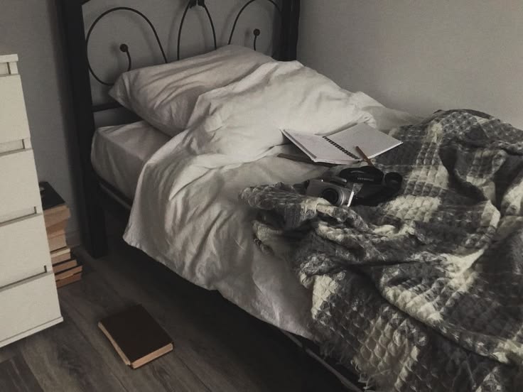 UUnd3rworldd's tweet photo. Acordei as 8horas... Mas só consegui me levantar da cama agora. https://t.co/38KyhVKbDR