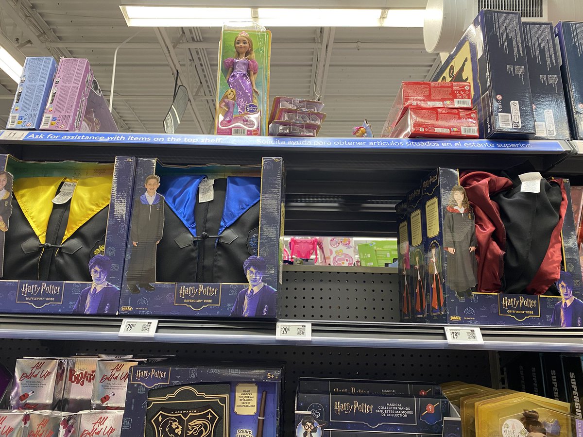 spaceshark23's tweet photo. Slytherin robes out of stock at my Walmart. Probably nothing. https://t.co/IG5SyD5UP4
