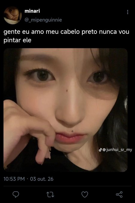 A screenshot of a tweet by user "minari" (@_mipenguinnie) posted at 10:53 PM on October 3rd reads "gente eu amo meu cabelo preto nunca vou pintar ele" (Portuguese for "guys I love my black hair I'll never dye it"), but shows a selfie of a woman with brown hair, sourced from TikTok user @junhui_sr_my—creating a humorous contradiction that matches the laughing reaction.