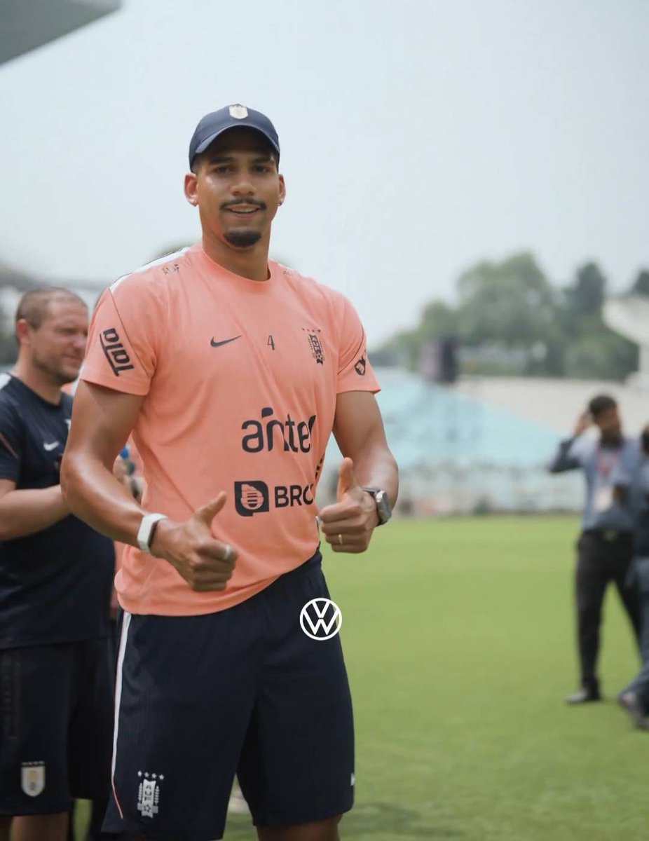 BarcaTimes's tweet photo. Ronald Araújo playing cricket in Kolkata, India 🇮🇳🏏 https://t.co/ouzltam4Pn