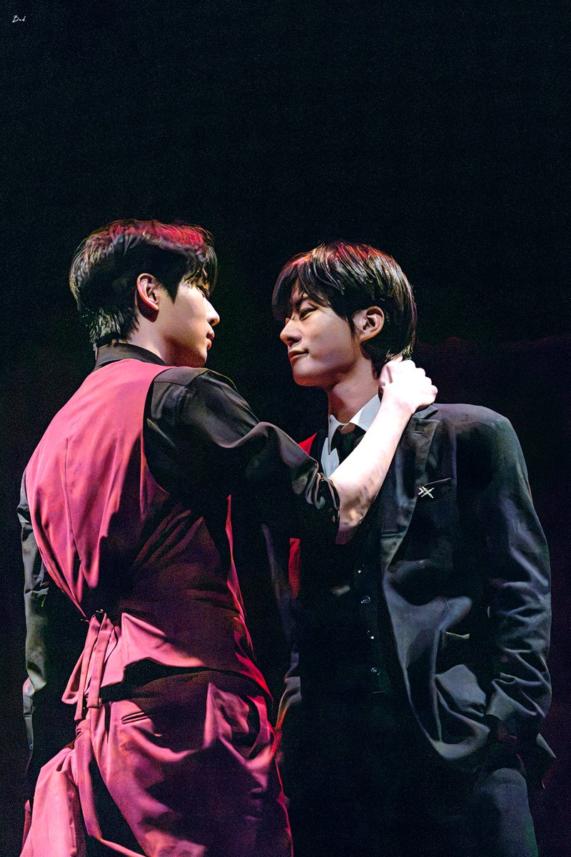 bud_mu_pic's tweet photo. 261003 로프 커튼콜 (N)

레오 | 김준우 배우님
아트 | 주이진 배우님 https://t.co/jFzUqphQNA