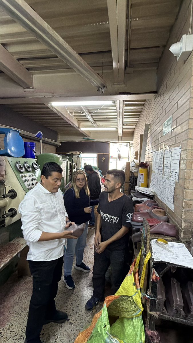 RodriguezAmayaM's tweet photo. #Bogota. La industria del calzado del Restrepo está en crisis. Cientos de pequeñas empresas han tenido que cerrar. No hay apoyo institucional y el mercado se reduce.

El programa progresista para Bogotá debe incorporar un plan de reindustrializacion, con asociatividad, incentivos tributarios, apoyo al empleo, tecnología y mercado público y privado. 
#BogotáNosLlama