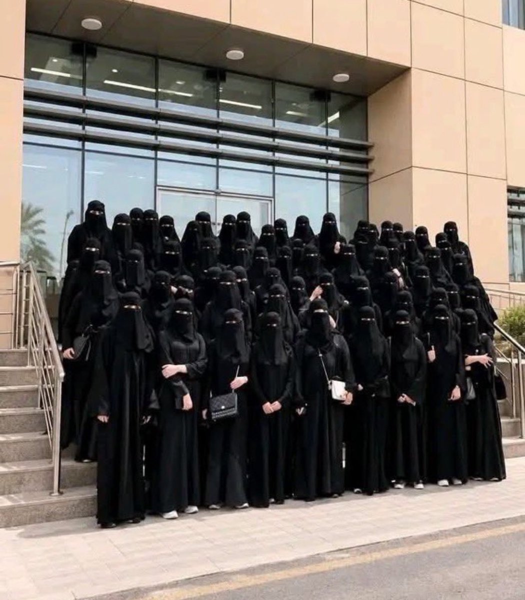 TahaniFaha's tweet photo. الستر رفعة، والحشمة هيبة، والحجاب طاعة لرب السماء. من أرادت العزة وجدتها في دينها لا في أفكار زافرة. ادعموا الحسابات التي تحرس ثغور الفكر وتدافع عن قيمنا الشامخة. 🇸🇦💎
#نقابنا_عزنا
#الحجاب_عبادة_وليس_عادة
#النقاب_هويتنا https://t.co/Z00tqKPXWL