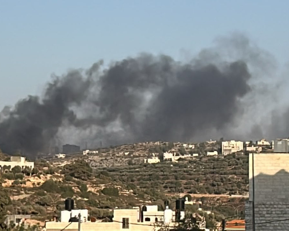 MustafaBarghou1's tweet photo. Israeli settler terrorists set fire to a car scrapyard east of Ramallah. https://t.co/gT8H8yY2IW