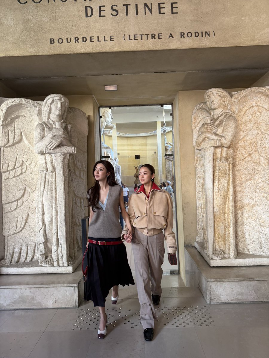 LenaMiu_CH3's tweet photo. Making memories art comes alive together. 

#CHANELSpringSummer #CHANEL #PFW
#CHANELSS27xLenaMiu
#LalinaLena #MiuNatsha 

@lena__lorena @miunatshaa @CHANEL https://t.co/LlcpFXNWvM