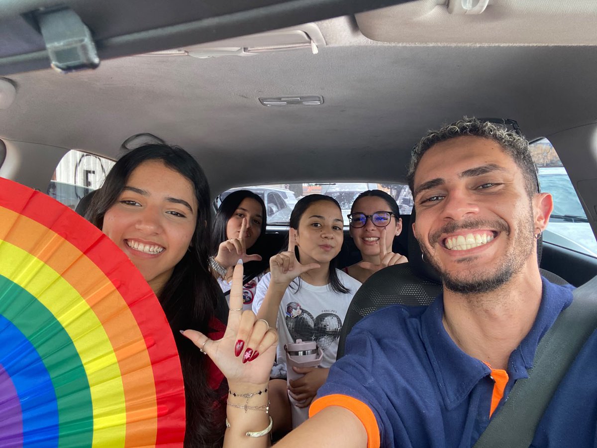 Manuzitahobi's tweet photo. GENTE PEGUEI UM UBER HJ DIVONICO E AINDA COLOCOU BTS PRA GENTE ESCUTAR https://t.co/12vI6DAD9S