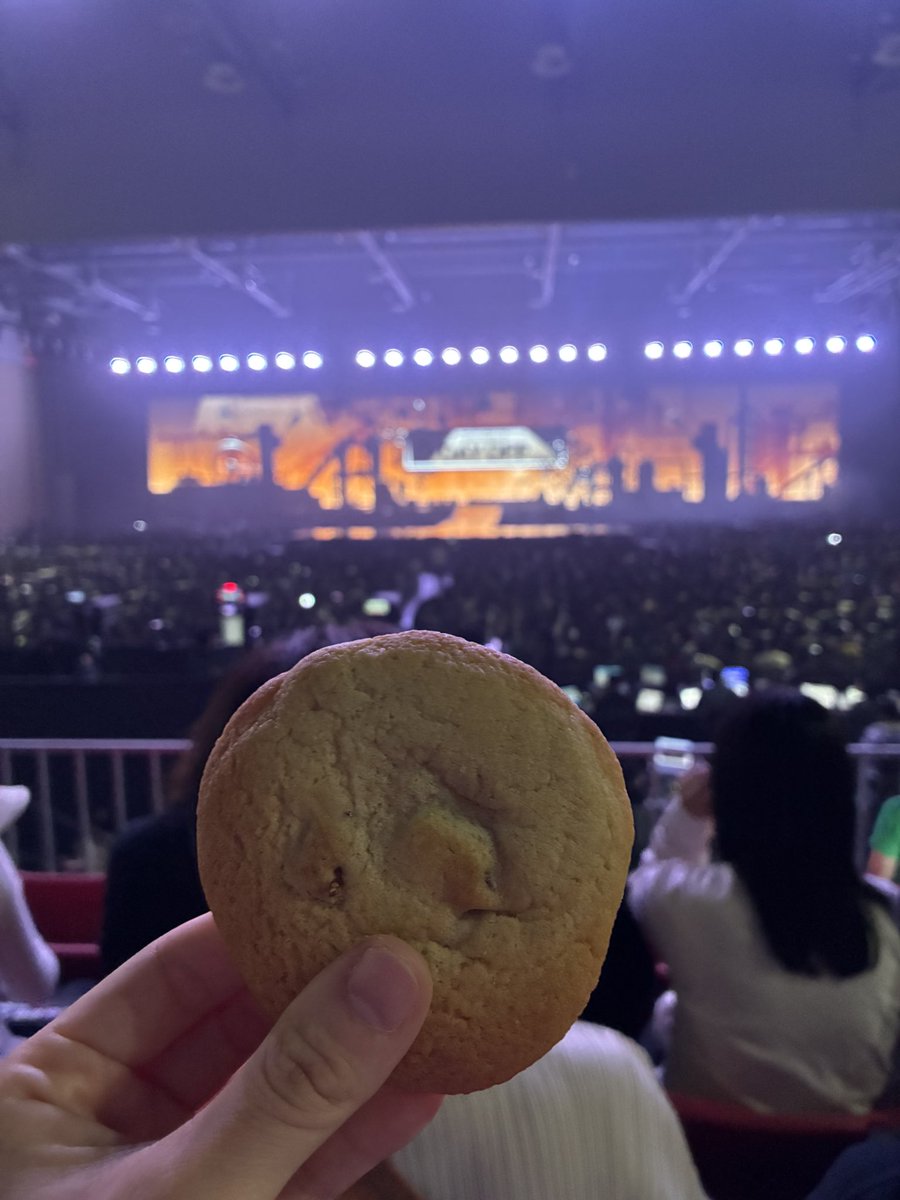 dyokkukkakka's tweet photo. 오늘 행복한 일의 연속이었는데요💕

일단 자랑할 것은 요!!!
이선빈님에게 샤라웃을 받았어요!!!!!!!😭

제 자리로 들어가려고 보니 
옆자리에 이선빈님이 앉아계셨고!!!!!!
너무 예쁘셔서 선빈님을 지나 제 자리로 갈때 
저도 모르게 숨쉬듯이 
“너무 예쁘세요”하고 허공에 대고 주접을 떨어 버렸습니다 ㅋㅋㅋㅋㅋㅋㅋㅋㅋㅋㅋ
선빈님이 감사합니다 하셨고 ㅋㅋㅋㅋㅋ
쳐다보는게 부담되실까봐 얘기하고도
못 쳐다보고 자리로 왔습니다
그 다음에 옆자리 분께 인사를 하고 
옆자리 분들께 간식 나눠주는게 전통(?)이니까
선빈님 포함 양 옆 4명께 토마토맛 마이쮸를 나눠드렸더니 토마토맛 신기하다면서 어디서 샀는지 구매처을 물어보셨고 ㅋㅋㅋㅋㅋ
갑자기 가방에서 부시럭부시럭 대시면서
대기실에서 훔쳐왔다면서
초콜릿과 쿠키를 나눠 주셨습니다😭
그 뒤로 저는 콘서트를 미친듯 즐기느라 더이상의 소통은 못 했지만 ㅋㅋㅋㅋㅋ
VCR 볼 때나 귀여운 경수가 등장하면 
친구의 비즈니스를 신기(?) 재미(?) 있어하는
리액션을 듣는게 참 재밋었어요 ㅋㅋㅋㅋㅋ
미친듯 즐겨도 한 귀는 열려서 잘 즐기고 계신지 듣게 되더라구요 ㅋㅋㅋㅋㅋ 
아주 재밋게 즐기다 가시고 응원도 열심히 하셔서 괜히 뿌듯했어요
공연 끝나고 사진 같이 찍자고 할까 백번 고민하다가 용기가 없어서 못 했는데
마이쮸 언급을 해주셔서 너무 너무 영광이고
모두가 이광수 버블을 구독할 때 
저는 선빈님 버블 구독할까봐요 ㅋㅋㅋㅋㅋㅋㅋ
우윳빛깔 얼굴소멸 미친미모 이선빈💓
싸랑해요!!!!!!!!!!!❤️❤️❤️❤️❤️❤️❤️

막콘 티켓 예매를 못 해서 
오늘 티켓부스에서 현장구매로 구한 티켓인데
티켓 받을 때도 믿기지가 않아서 
눈물이 조금 났거든요 
(전날 다 매진되었다고 들어서)
제가 콘서트를 보게된 것도 믿기지가 않았는데 제 주변에 여러 유명하신분들이 너무 많이 있어서 너무 신기했고
또 계단석 시야는 얼마나 좋은지
너무 좋은 자리를 얻게 되어서 믿기지 않은 하루를 선물 받게 되어서 너무너무 고마워 도경수
이 모든게 다 네 덕이야❤️
오늘도 평됴를 다짐하게 된 하루였습니다🥹

#도경수 #Dohkyungsoo
#이선빈 #이선빈버블 #토마토맛마이쮸
#DayOff 
#DAYOFF_INSEOUL
#도경수_데이오프_막콘
#됴콘_막콘_노래해줘서고마워