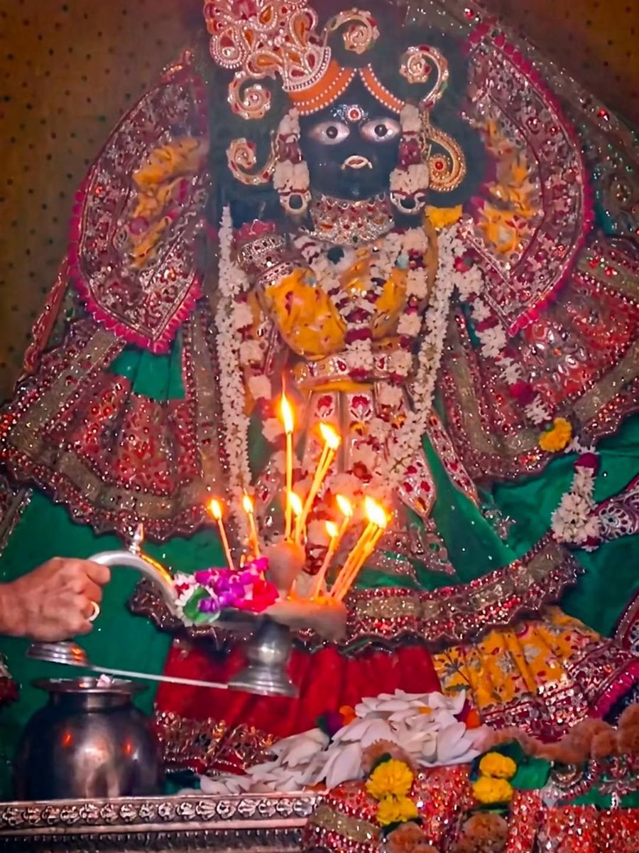 reshu1418's tweet photo. बांके बिहारी लाल जू के आज के राजभोग दर्शन एवं संध्या श्रृंगार दर्शन 🙏🏻🙏🏻 
राधे राधे 🙏🏻 
श्री राधे कृष्ण 🪷🙏🏻 https://t.co/oZZw5H15YS