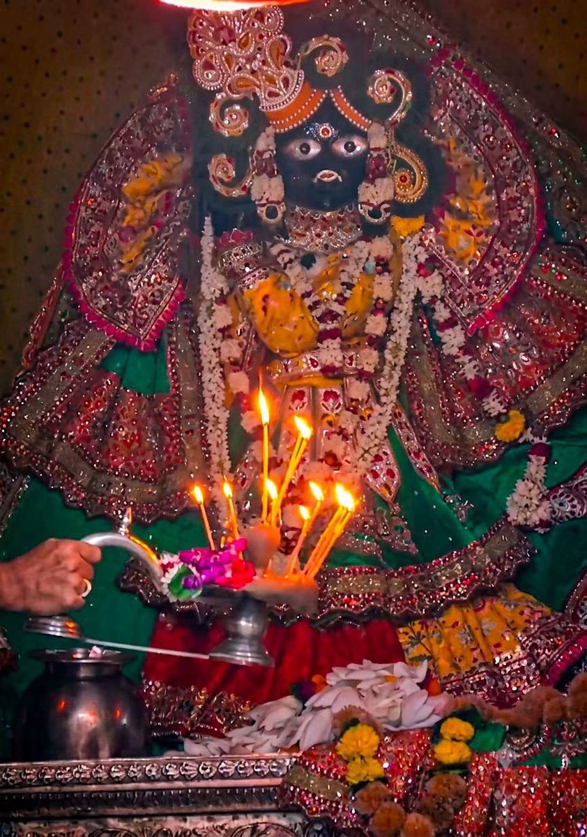 reshu1418's tweet photo. बांके बिहारी लाल जू के आज के राजभोग दर्शन एवं संध्या श्रृंगार दर्शन 🙏🏻🙏🏻 
राधे राधे 🙏🏻 
श्री राधे कृष्ण 🪷🙏🏻 https://t.co/oZZw5H15YS