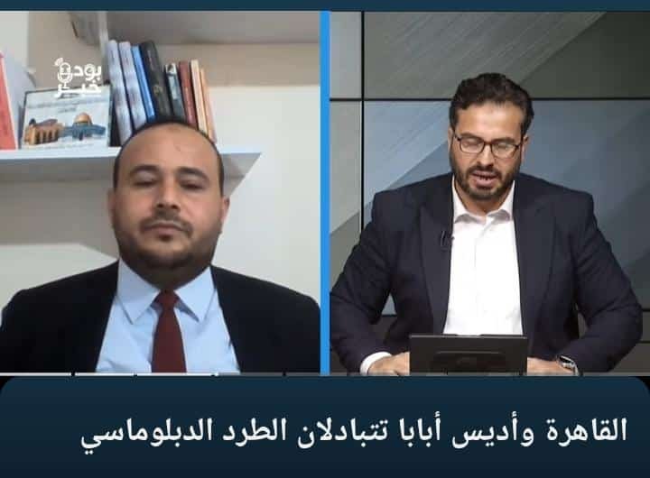 AbdeletaifM's tweet photo. 📌 #أزمة_الدبلوماسية والأبعاد الجيوسياسية في القرن الأفريقي: قراءة في مداخلتي الأخيرة. 

#تأتي_التطورات_الدبلوماسية الأخيرة بين القاهرة وأديس أبابا (عبر قرارات الطرد المتبادل للدبلوماسيين) لتؤكد أن الصراع بين الطرفين تجاوز مربع "الملف المائي الثنائي" ليدخل مرحلة "إعادة تشكيل موازنة القوى في القرن الأفريقي والبحر الأحمر".

​كانت مداخلتي  الأخيرة الثرية عبر شاشة القناة التاسعة قراءة تفكيكية عميقة للمشهد، يمكن تلخيص أبرز مرتكزاتها في النقاط التالية:

​#تصعيد_المستويين (الردع والذاكرة):
قرار الإبعاد الدبلوماسي ليس مجرد إشعار إداري عابر، بل هو انعكاسٌ لـ "عقدة الخوف وانعدام الثقة التاريخية"، حيث تخشى القاهرة على أمنها المائي الحياتي، بينما تسعى أديس أبابا للهروب من أزماتها الهيكلية الداخلية نحو افتعال الخصومات الإقليمية.

​#اتساع_جغرافيا الصراع:
أصبحت المنطقة أمام "توازن تهديد إقليمي" تتداخل فيه ��حاور إريتريا والصومال وباب المندب، مع وجود فاعلين دوليين وإقليميين يسعون لاستغلال فجوة الثقة لتهديد أمن البحر الأحمر وقناة السويس.

​#التحدي_الداخلي والحريات الدينية:
التضييق على الحريات الدينية (كقرارات حظر النقاب في المؤسسات التعليمية الأثيوبية) يعكس اضطراباً في البنية الهوياتية والدستورية للداخل الأثيوبي، وحالة تصدّع تُسقط أزماتها على الخارج تحت ذريعة التدخلات الأجنبية.

​💡 #الخلاصة:
الحل لن يكون بالهيمنة المائية أو فرض سياسة الأمر الواقع، بل بإعادة بناء "مبدأ الثقة" وصياغة أطر دبلوماسية جامعة تحفظ أمن الإقليم واستقراره.

​🔗 #لمشاهدة_المداخل��_الكامِلة:
https://t.co/OuY8Y3BqhO
#صناعة_وعي
#عبداللطيف_مشرف
​#مصر_واثيوبيا #القرن_الافريقي #سد_النهضة #السياسة_الدولية #مصر #اثيوبيا #العلاقات_الدولية #البحر_الاحمر #القناة_التاسعة #تحليل_سياسي