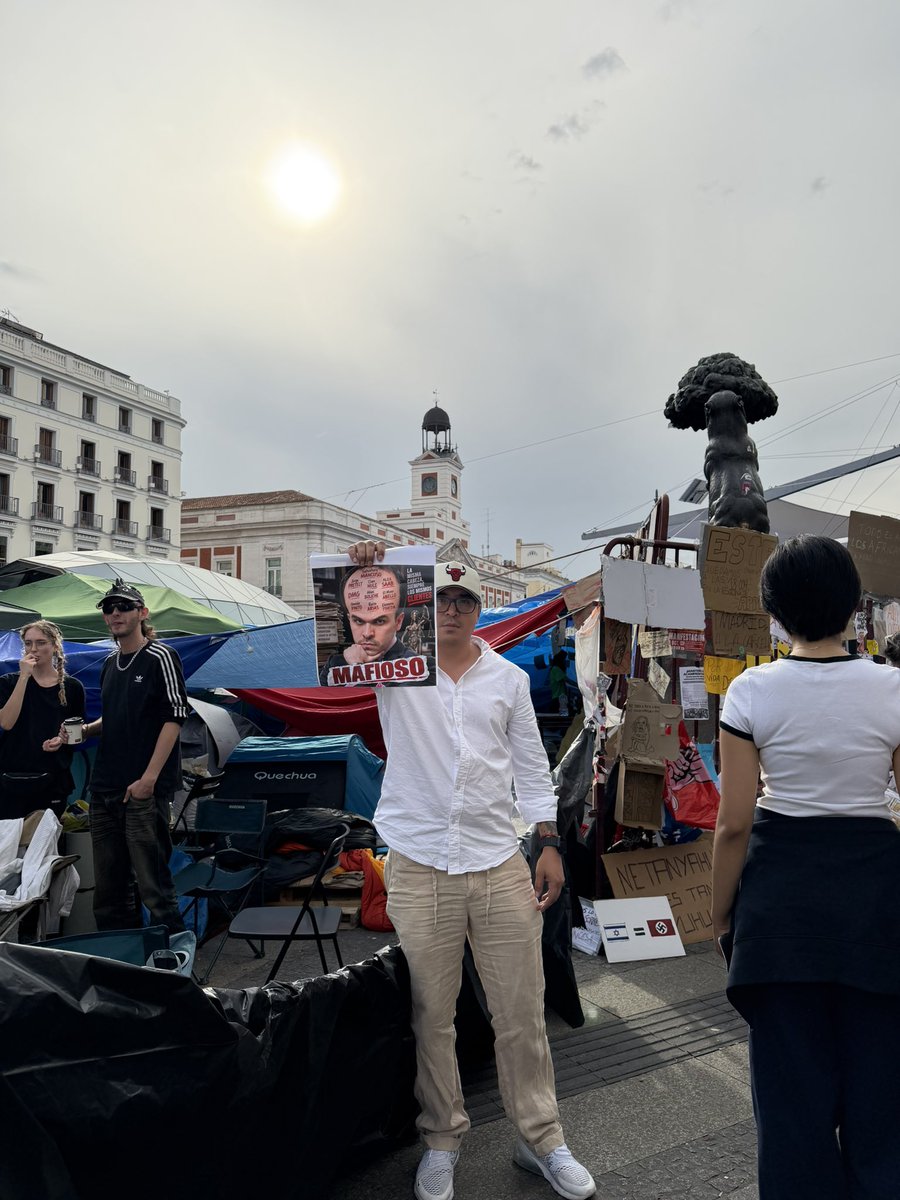 BetoReaccion's tweet photo. Desde la plaza del Sol en Madrid dejamos el mensaje. No le caben los mafiosos que ha defendido en la cabeza @ABDELAESPRIELLA https://t.co/semQpeb9sv