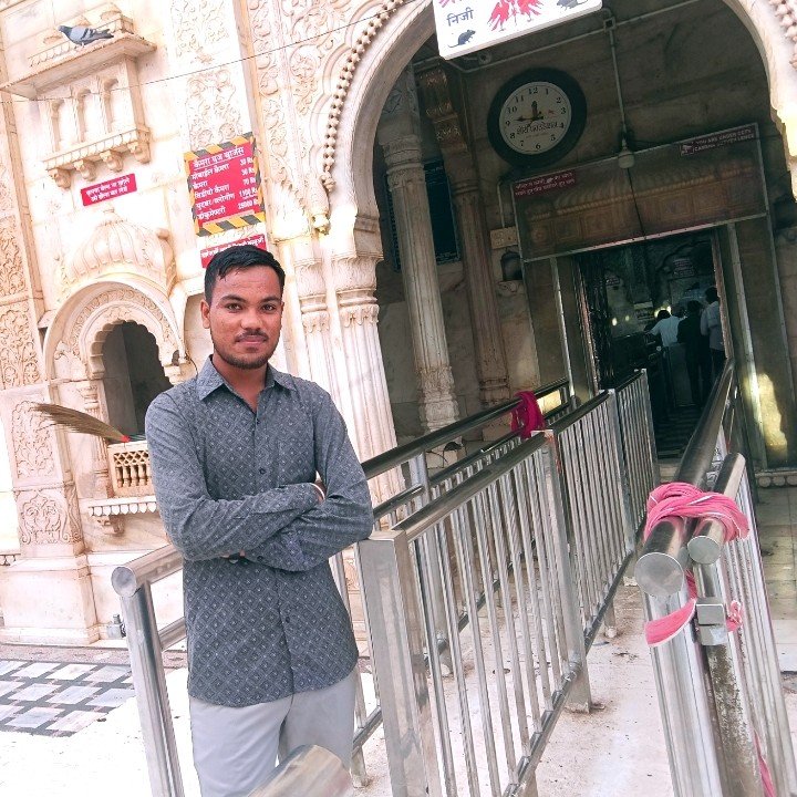 AshokSelwar's tweet photo. करणी माता के दरबार में, हर दुख दूर हो जाए,
माँ की कृपा जिस पर हो, उसका जीवन संवर जाए।
सच्चे मन से जो माँ को ध्यावे,
करणी माता उसके भाग्य जगावे। 🚩🙏
जय माँ करणी! 🌺

@AshokSelwar #JaiMaaKarni #Deshnok #NewPost https://t.co/GT20x5BGL2