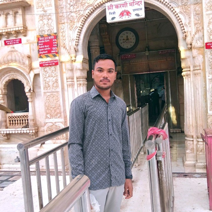 AshokSelwar's tweet photo. करणी माता के दरबार में, हर दुख दूर हो जाए,
माँ की कृपा जिस पर हो, उसका जीवन संवर जाए।
सच्चे मन से जो माँ को ध्यावे,
करणी माता उसके भाग्य जगावे। 🚩🙏
जय माँ करणी! 🌺

@AshokSelwar #JaiMaaKarni #Deshnok #NewPost https://t.co/GT20x5BGL2