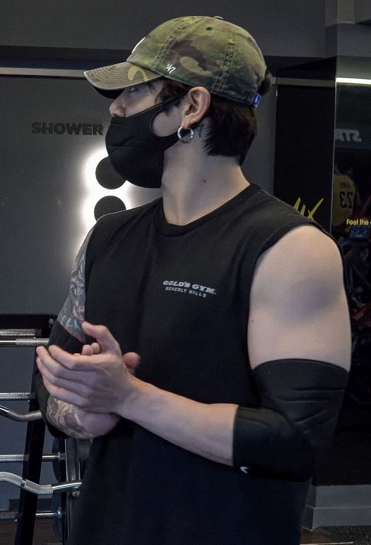 jejubaeki's tweet photo. those arms look like they could end an argument real quick https://t.co/hyxQ7VP9v4