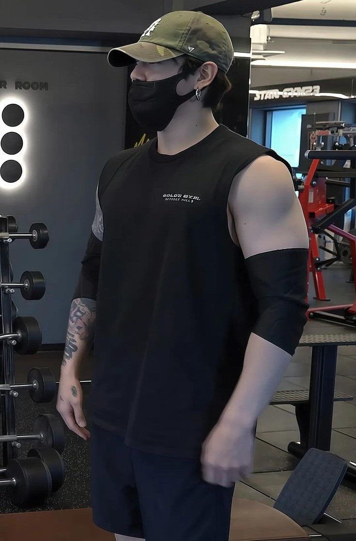jejubaeki's tweet photo. those arms look like they could end an argument real quick https://t.co/hyxQ7VP9v4