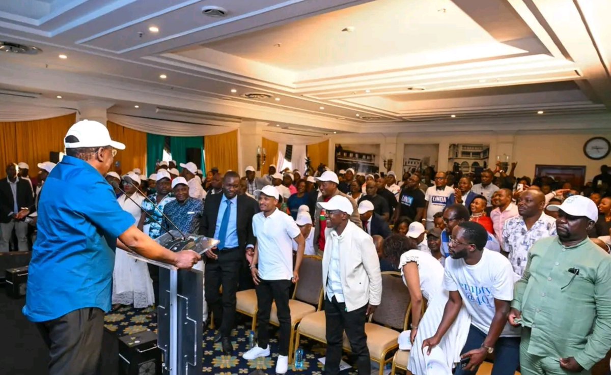 TEP_Party's tweet photo. Let's all rise...

Tumkaribishe H.E Edwin Watenya Sifuna... Atakayekuwa Rais wa Awamu ya Sita, vile vile Amri Jeshi Mkuu wa majeshi yote ya Kenya.

Ladies and gentlemen, The Equitable Party(TEP) Presidential Candidate, @edwinsifuna

  #ChamaYaSifuna #TEP https://t.co/G99km7gGxp