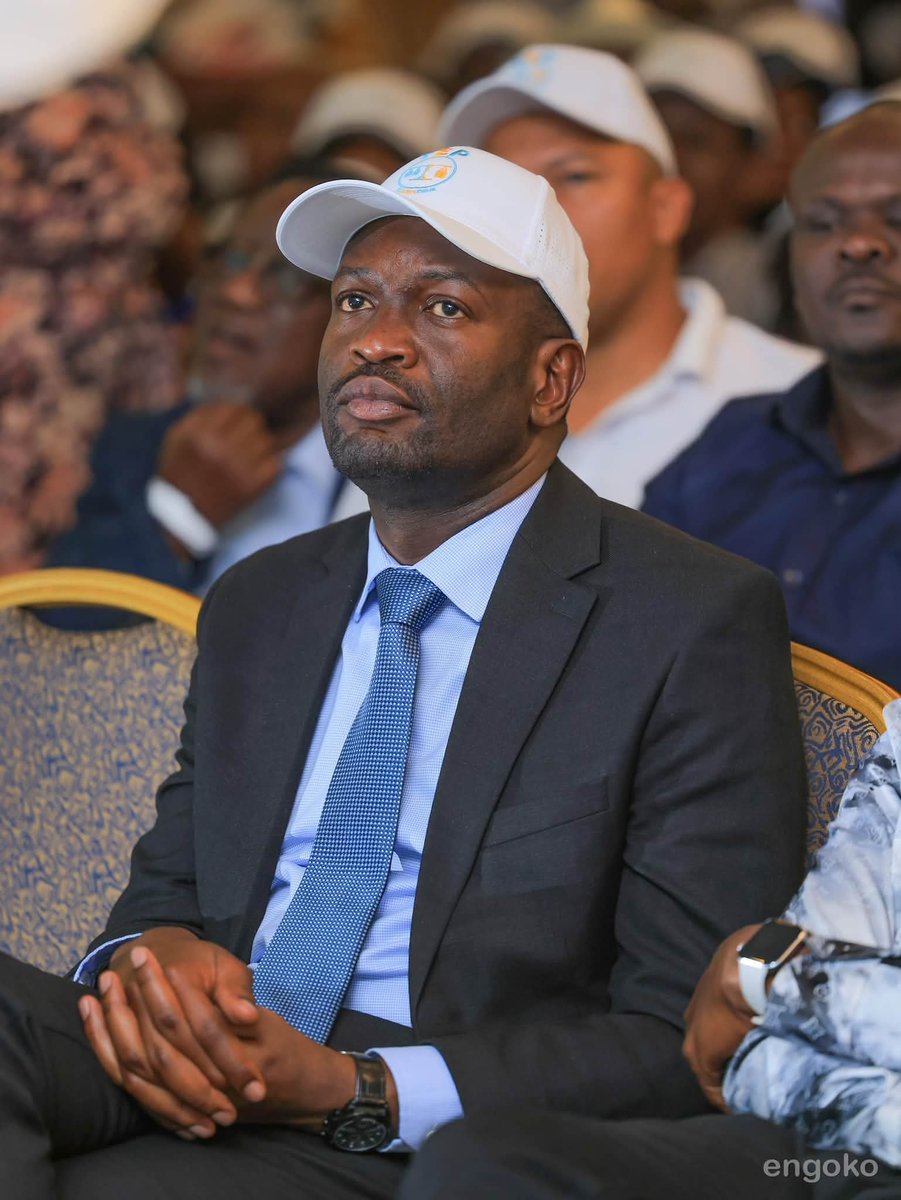TEP_Party's tweet photo. Let's all rise...

Tumkaribishe H.E Edwin Watenya Sifuna... Atakayekuwa Rais wa Awamu ya Sita, vile vile Amri Jeshi Mkuu wa majeshi yote ya Kenya.

Ladies and gentlemen, The Equitable Party(TEP) Presidential Candidate, @edwinsifuna

  #ChamaYaSifuna #TEP https://t.co/G99km7gGxp