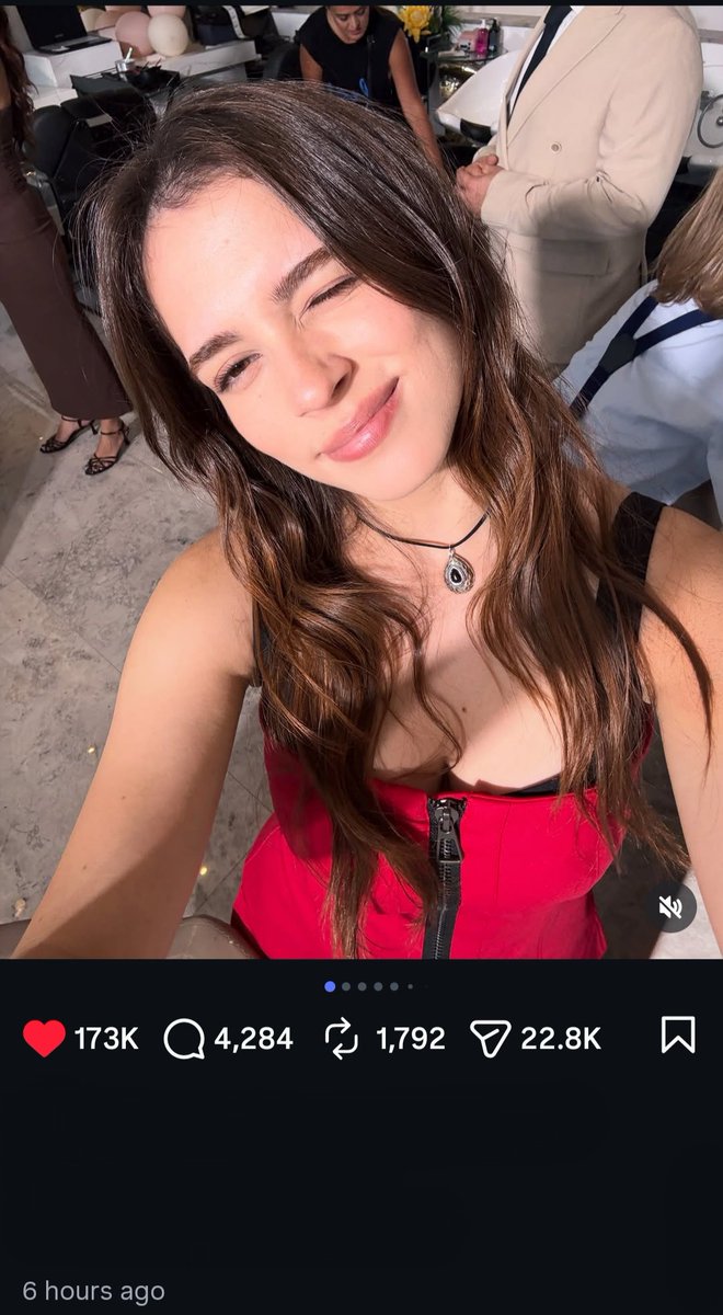 Laranoorin's tweet photo. Sadece Helin’le ilgilenen, onu destekleyen Helin fanlarıyla kendi oyuncuları yerine gözünü Helin’e dikmiş hasta Ceren fanları arasındaki fark Yaptıkları saldırılar yüzünden Helin’in hesabı kısıtlandı belirli yorumlar gönderide herkese görünmüyor
#Daha17 #helinelveren #cerenayruk https://t.co/hJQsJEZc51