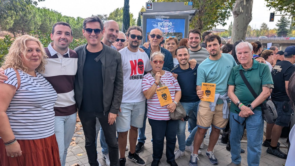 psoe_usera's tweet photo. Esta mañana, una vez más, con entidades y vecinos/as de #Usera y #Villaverde recorriendo las calles para decir de nuevo #NoAlCrematorioM40.

@AlmeidaPP_ y @IdiazAyuso entregados a intereses privados como los de #Parcesa, mientras olvidan a la gente...

✊🏼¡POR LA DIGNIDAD DEL SUR! https://t.co/GSn98IFBIX