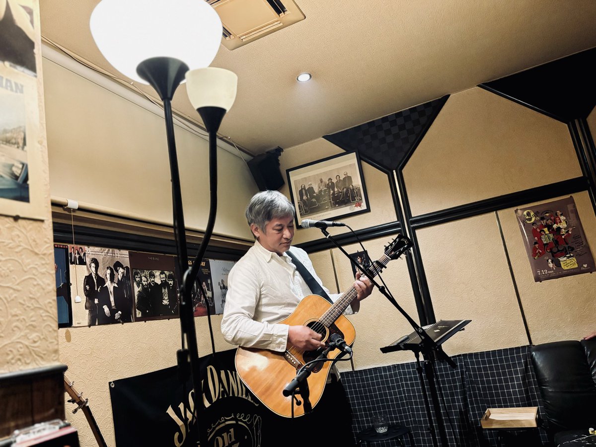 utayakazu's tweet photo. 2026.10/5【萬屋】
ニシヤマさんの演奏に
身体の芯から痺れました。

いつも、駆けつけてくれる人
新たにお会いできた人

会いたい人にはちゃんと会えて
とっても嬉しい夜でした。

ありがとう。

さぁツアーは鹿児島に突入！
初日は【凡】で唄います。

よろしくお願いいたします！！ https://t.co/FX3aT7yH6T