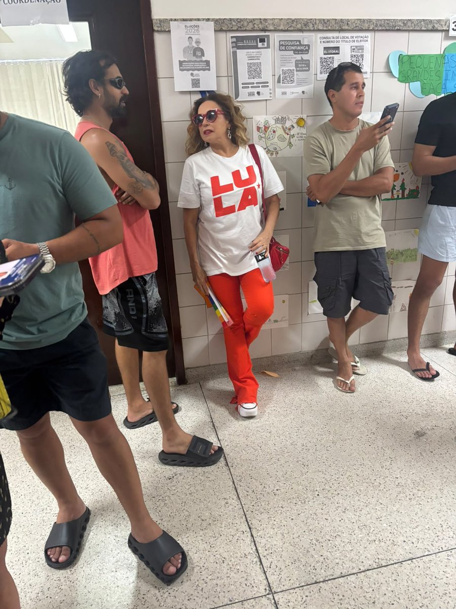nave1964's tweet photo. A linda @danielamercury na seção da minha filha https://t.co/t3h1Lm0say