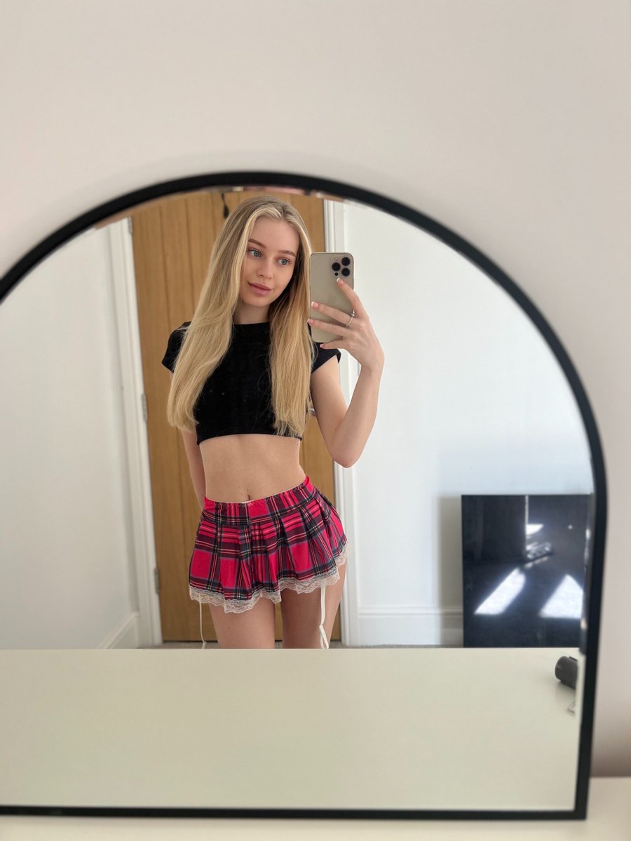 darcymorgan01's tweet photo. Join my mirror selfies daddy https://t.co/kLmKImBk8u