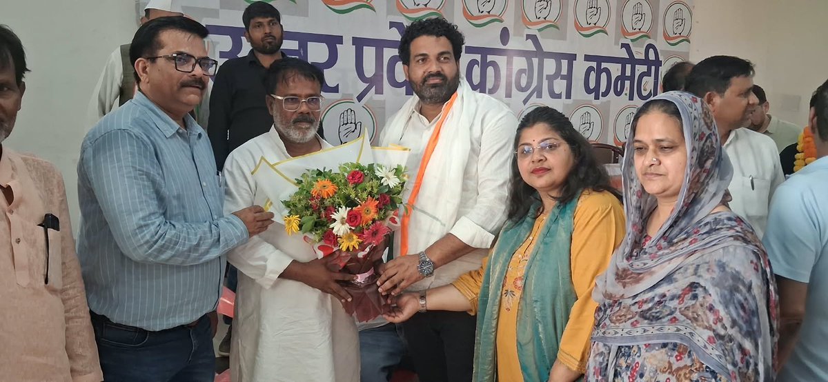 DevendarNishad3's tweet photo. प्रदेश कांग्रेस कार्यालय लखनऊ
जब अपने लोग सम्मान देते हैं तो बहुत अच्छा लगता है ?
 जय कांग्रेस,जय संविधान
 देवेंद्र निषाद नवनियुक्त प्रदेश बरिष्ठ उपाध्यक्ष उत्तर प्रदेश कांग्रेस कमेटी एवं अध्यक्ष फिशरमैन कांग्रेस पूर्वी उत्तर प्रदेश
@RahulGandhi 
@priyankagandhi @AdvRajendraPal https://t.co/rKUjY8ItcO