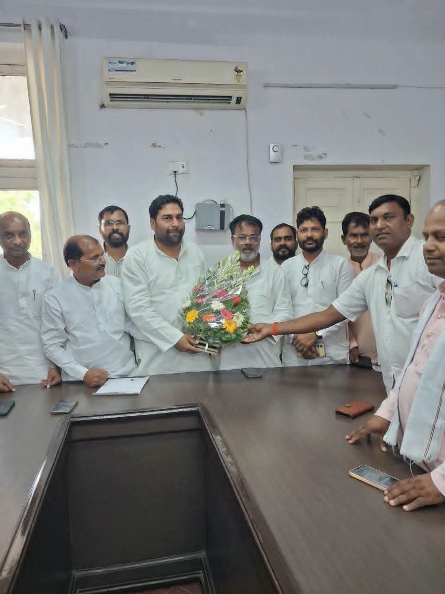 DevendarNishad3's tweet photo. प्रदेश कांग्रेस कार्यालय लखनऊ
जब अपने लोग सम्मान देते हैं तो बहुत अच्छा लगता है ?
 जय कांग्रेस,जय संविधान
 देवेंद्र निषाद नवनियुक्त प्रदेश बरिष्ठ उपाध्यक्ष उत्तर प्रदेश कांग्रेस कमेटी एवं अध्यक्ष फिशरमैन कांग्रेस पूर्वी उत्तर प्रदेश
@RahulGandhi 
@priyankagandhi @AdvRajendraPal https://t.co/rKUjY8ItcO