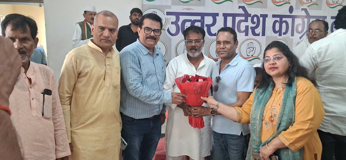 DevendarNishad3's tweet photo. प्रदेश कांग्रेस कार्यालय लखनऊ
जब अपने लोग सम्मान देते हैं तो बहुत अच्छा लगता है ?
 जय कांग्रेस,जय संविधान
 देवेंद्र निषाद नवनियुक्त प्रदेश बरिष्ठ उपाध्यक्ष उत्तर प्रदेश कांग्रेस कमेटी एवं अध्यक्ष फिशरमैन कांग्रेस पूर्वी उत्तर प्रदेश
@RahulGandhi 
@priyankagandhi @AdvRajendraPal https://t.co/rKUjY8ItcO