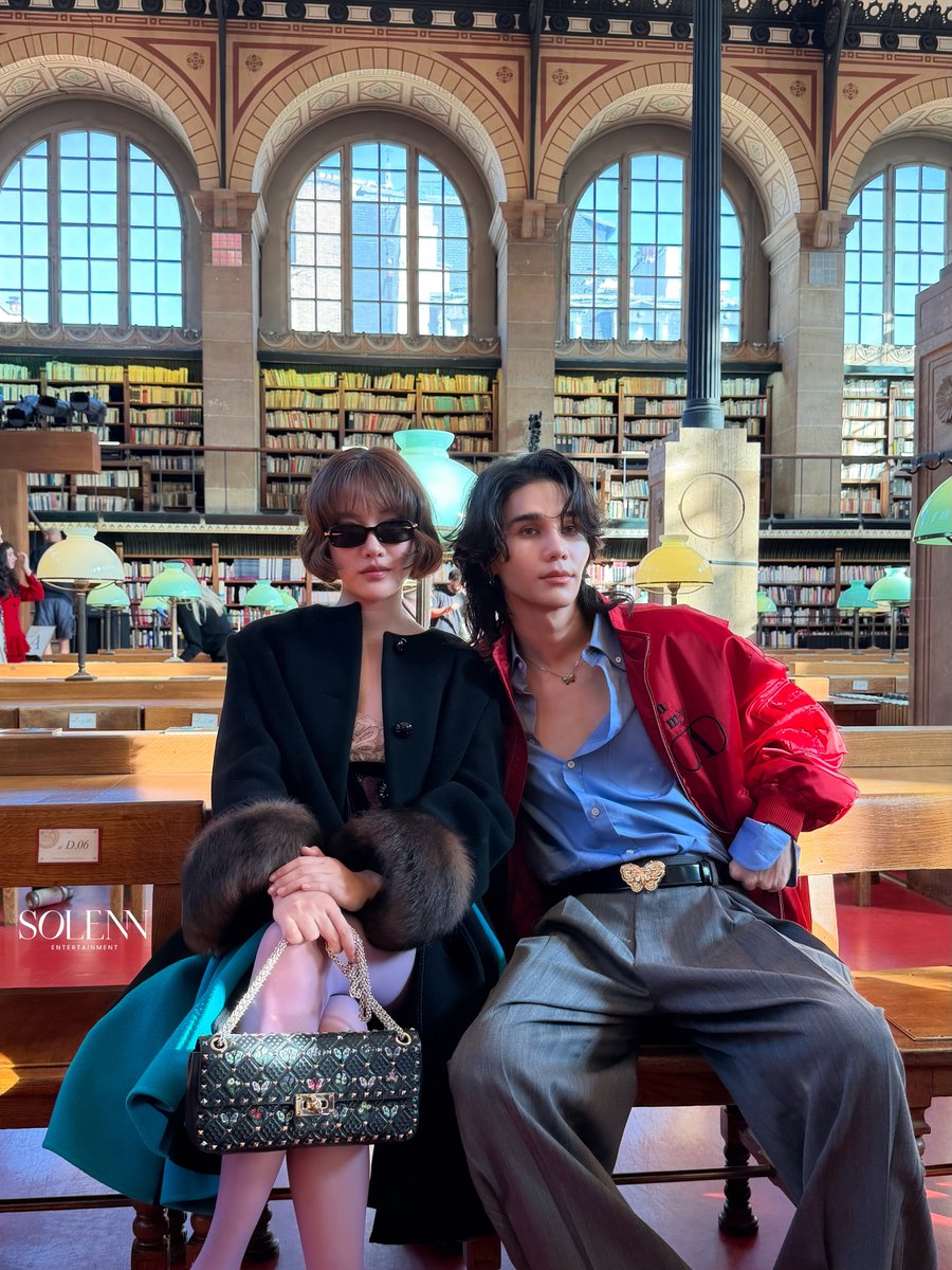 Solenn_Ent's tweet photo. Freen Sarocha and Jeff Satur at Valentino Antibiblioteca ✨📖

SAROCHA X VALENTINO PFW SS27

#ValentinoSS27xFreen 
#ValentinoAntibiblioteca 
#ValentinoGaravani 
#srchafreen
#jeffsatur
#PFW

@valentinoTH @maisonvalentino https://t.co/qlNlieyPcp