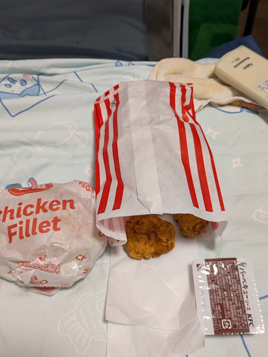 yjunko0427's tweet photo. 今日の昼ご飯。
会員登録してると購入後にサンクスクーポンが貰えて、今はチキンフィレサンドを390円で買えるクーポンでしかも有効期限が短いので、1週間間隔でループしている。 https://t.co/FBEC3QtYrq