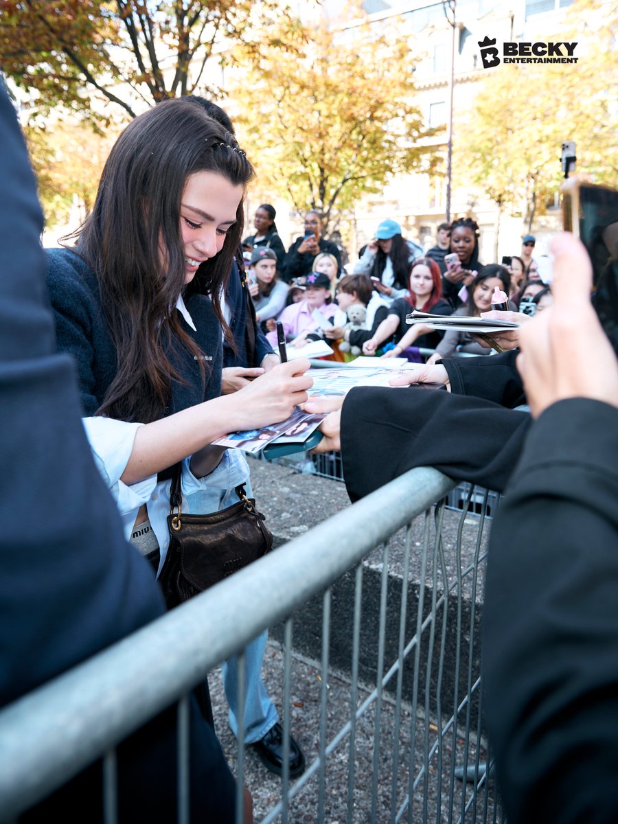 beckyentofc's tweet photo. Paris, Miu Miu, beautiful moments… and knowing you were there with Becky. Thank you for being part of this chapter ✨

Avec tout mon cœur ❤️💋

REBECCA X MIU MIU PFWSS27
#MiuMiuSS27xBecky #MiuMiuSS27
#MiuMiuPFWxBecky
#beckysangels #BeckyArmstrong https://t.co/1YRB9QjxFo