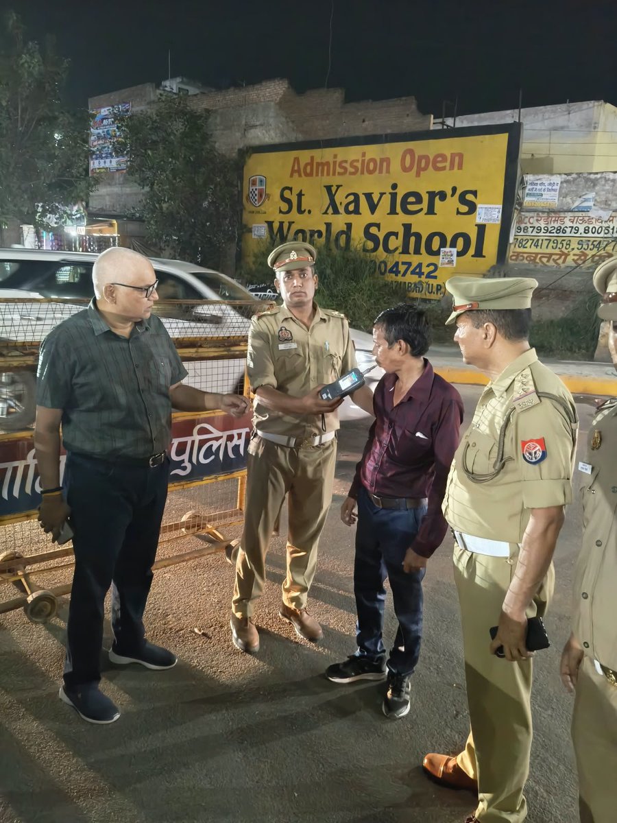 Gzbtrafficpol's tweet photo. 🚨 Drik & Drive अभियान | यातायात पुलिस गाजियाबाद

दिनांक 04.10.2026 को पुलिस उपायुक्त यातायात महोदय द्वारा #Drik & #Drive अभियान के अंतर्गत विभिन्न चेकिंग प्वाइंट्स का निरीक्षण किया गया।

निरीक्षण के दौरान ड्यूटी पर तैनात यातायात कर्मियों को सघन चेकिंग, प्रभावी प्रवर्तन एवं यातायात नियमों के अनुपालन हेतु आवश्यक दिशा-निर्देश दिए गए।

सड़क सुरक्षा हमारी प्राथमिकता।
नशे में वाहन न चलाएं—सुरक्षित रहें, सुरक्षित पहुंचें।

#GhaziabadTraffic #TrafficPolice #DrikAndDrive #RoadSafety #TrafficAwareness

@Uppolice @uptrafficpolice @dgpup @ghaziabadpolice