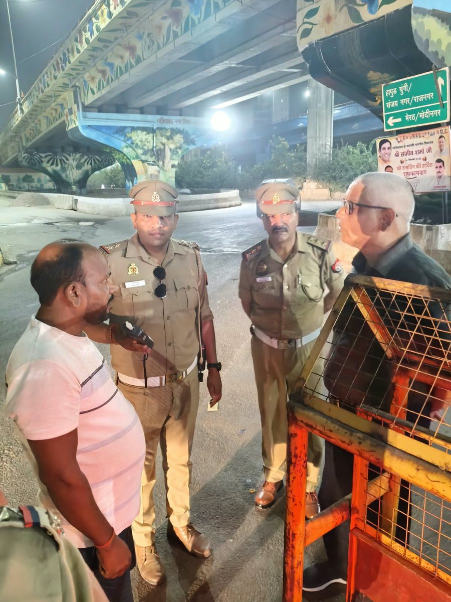 Gzbtrafficpol's tweet photo. 🚨 Drik & Drive अभियान | यातायात पुलिस गाजियाबाद

दिनांक 04.10.2026 को पुलिस उपायुक्त यातायात महोदय द्वारा #Drik & #Drive अभियान के अंतर्गत विभिन्न चेकिंग प्वाइंट्स का निरीक्षण किया गया।

निरीक्षण के दौरान ड्यूटी पर तैनात यातायात कर्मियों को सघन चेकिंग, प्रभावी प्रवर्तन एवं यातायात नियमों के अनुपालन हेतु आवश्यक दिशा-निर्देश दिए गए।

सड़क सुरक्षा हमारी प्राथमिकता।
नशे में वाहन न चलाएं—सुरक्षित रहें, सुरक्षित पहुंचें।

#GhaziabadTraffic #TrafficPolice #DrikAndDrive #RoadSafety #TrafficAwareness

@Uppolice @uptrafficpolice @dgpup @ghaziabadpolice