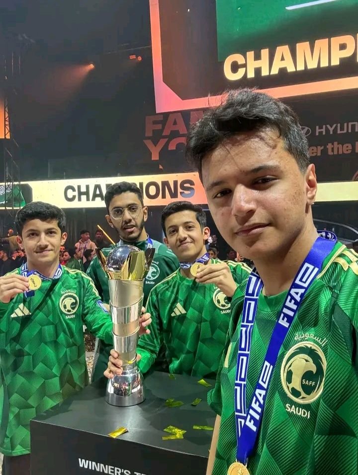 Hatakrw1's tweet photo. ياخي مستحيل انه في ناس يسبون ترك وهو مو في تشكيلة المنتخب خلو  الولد في حاله محقق البطوله في اول نسخه وجاب الثاني النسخه اللي بعدها ليش ينسب عالم غريبه يسبوه أكثر من الافرقه اللي تلعب ضدنا تبغى ولا ما تبغى ترك من اساطير المينا شجع المنتخب بدون ماتسبه ترا هو يشجع المنتخب زيك زيه https://t.co/MLMaT2SsDs