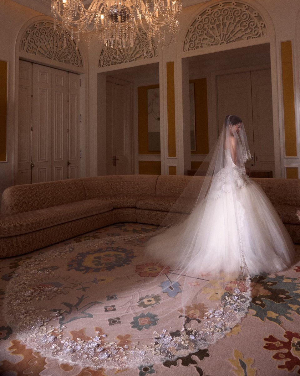 idosayso's tweet photo. ดีเทล gown and veil สวยเป็นลมชุดเจ้าสาวในฝัน น้องพีพีตั้งใจมอบให้พี่สาวเป็นของขวัญวันแต่งงาน ปัก Alphabet P และรูปน้องหมาชานอ้อยของพี่สาว รสนิยมดีและมีความหมายมาก https://t.co/11BG5iIMR5