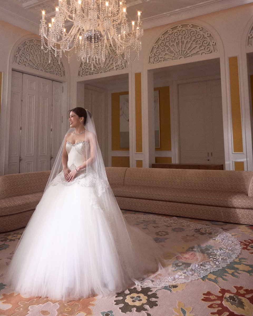 idosayso's tweet photo. ดีเทล gown and veil สวยเป็นลมชุดเจ้าสาวในฝัน น้องพีพีตั้งใจมอบให้พี่สาวเป็นของขวัญวันแต่งงาน ปัก Alphabet P และรูปน้องหมาชานอ้อยของพี่สาว รสนิยมดีและมีความหมายมาก https://t.co/11BG5iIMR5