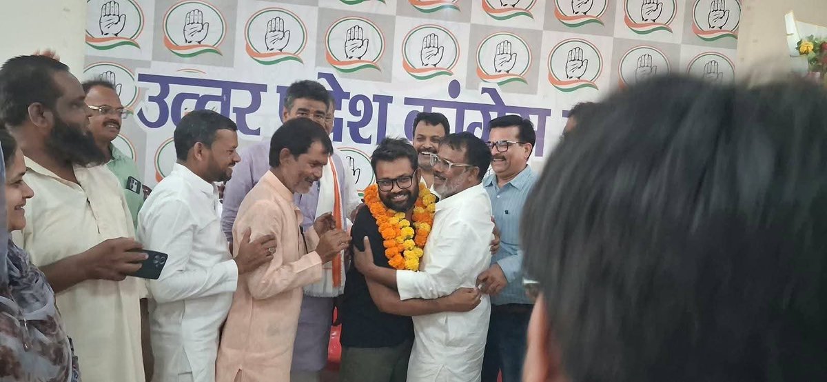 DevendarNishad3's tweet photo. जनता के हक़ और लोकतंत्र की रक्षा के लिए संघर्ष करते हुए आगरा जेल में बंद रहे उत्तर प्रदेश कांग्रेस के संगठन महासचिव श्री अनिल यादव जी का रिहाई के बाद प्रथम बार उत्तर प्रदेश कांग्रेस कार्यालय (लखनऊ) आगमन पर स्वागत और अभिनंदन किया गया।
@UPkaAnilyadav https://t.co/7Y2lbn8xl2