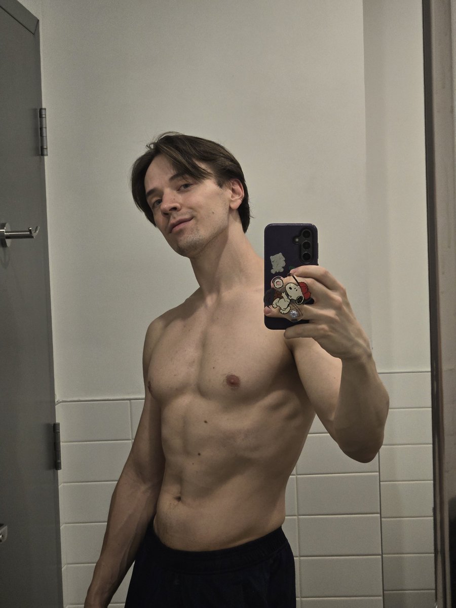 IcyVolk's tweet photo. Practicing my Leon Kennedy mug https://t.co/mXTSm3V4ID